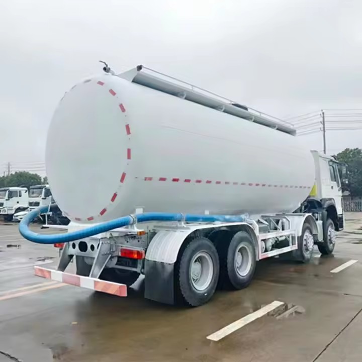 Sinotruk HOWO 8X4 30cbm Heavy Dry Grain Silo Bulk Cement Transport Powder Tank Trucks