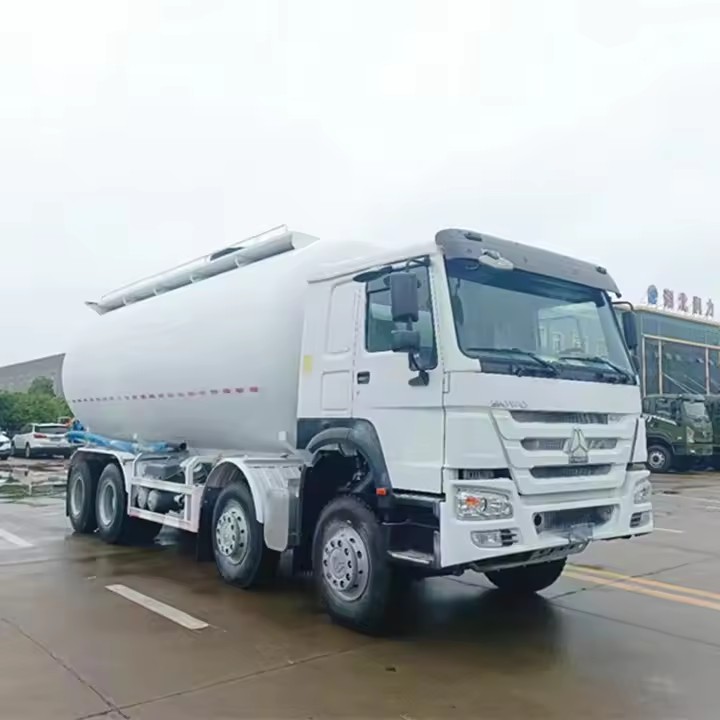Sinotruk HOWO 8X4 30cbm Heavy Dry Grain Silo Bulk Cement Transport Powder Tank Trucks
