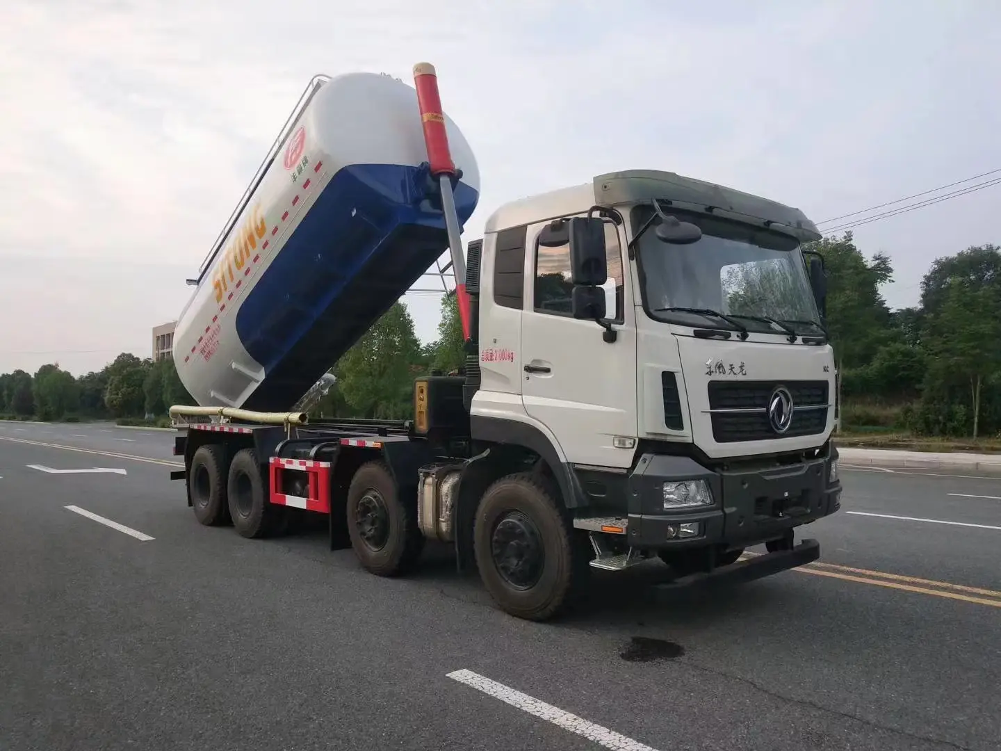 Dongfeng 8X4 Dry Tank 35000L 35m3 40m3 Powder 40000L Bulk Cement Truck