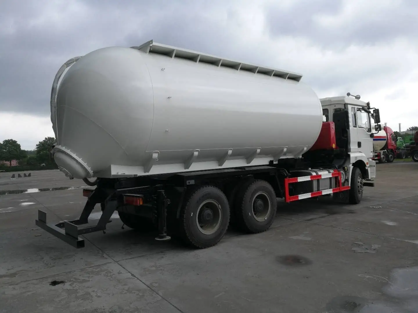 Shacman 6X4 30cbm 40cbm 30000L Dry Bulk Cement Powder Tank Truck