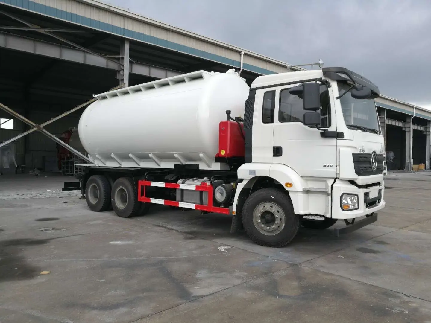 Shacman 6X4 30cbm 40cbm 30000L Dry Bulk Cement Powder Tank Truck