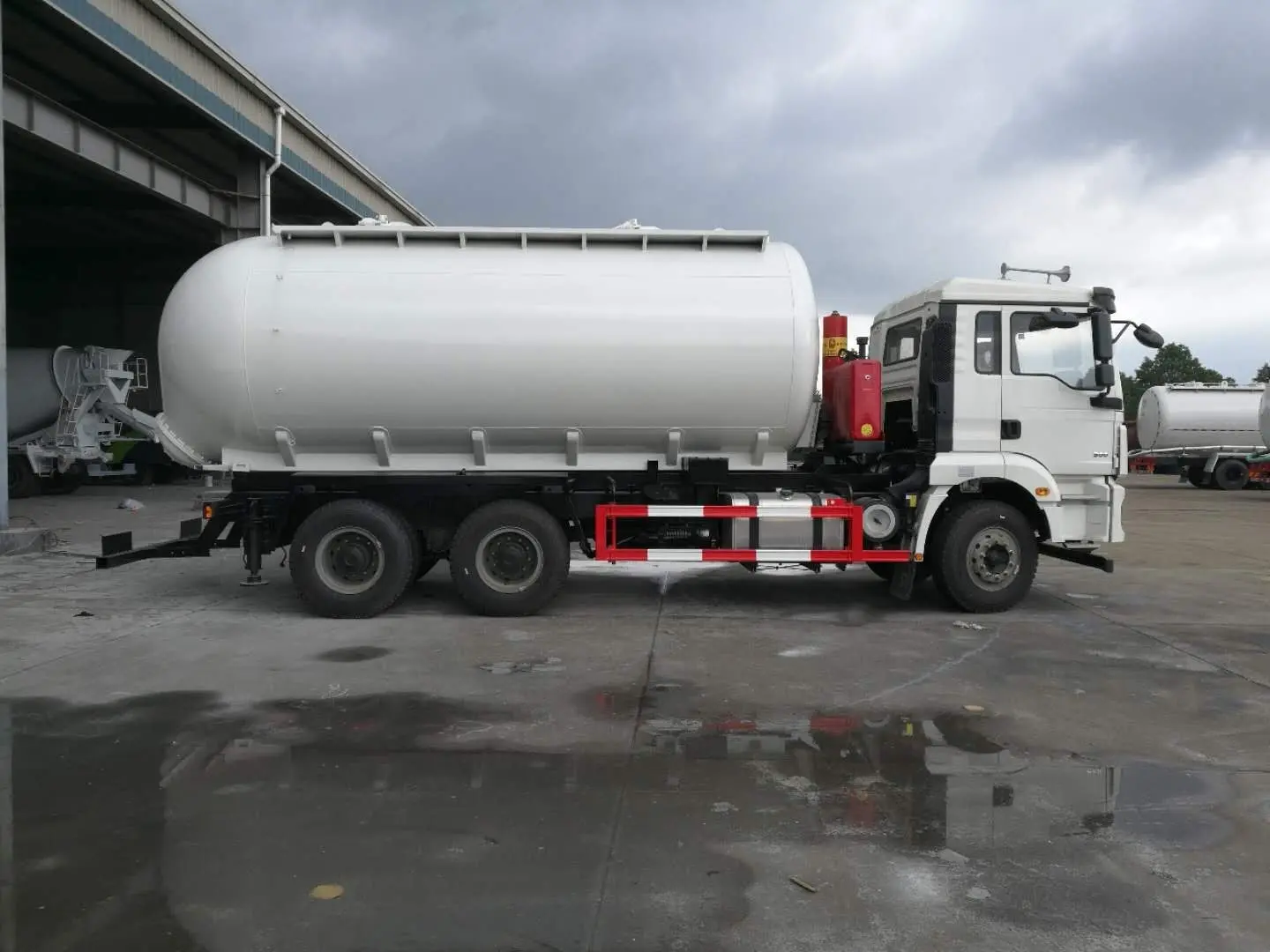 Shacman 6X4 30cbm 40cbm 30000L Dry Bulk Cement Powder Tank Truck