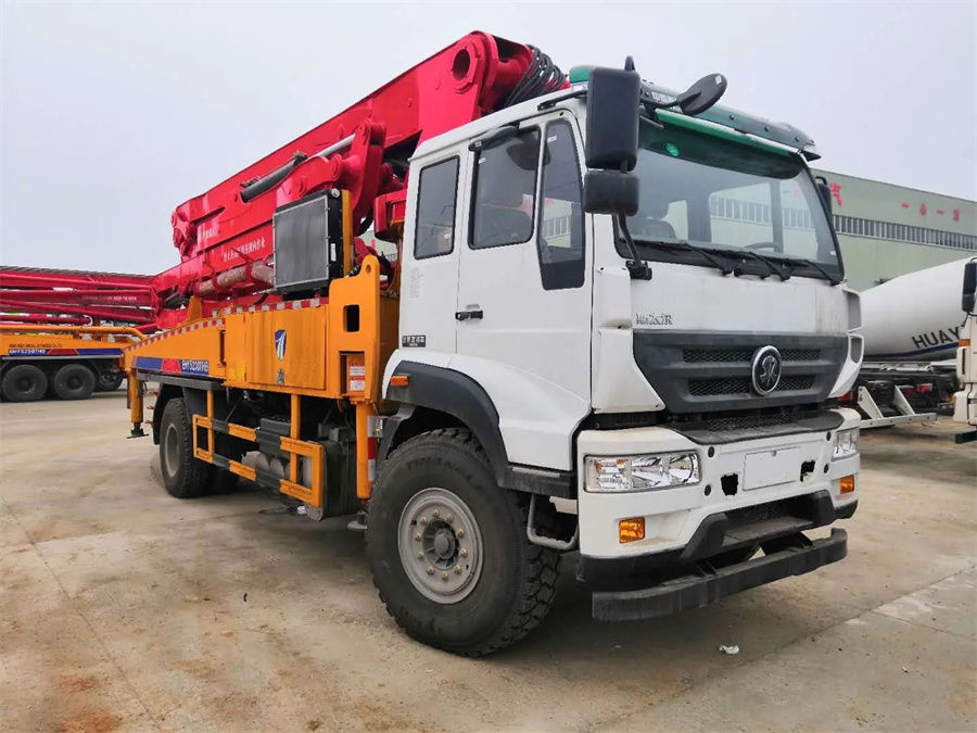 HOWO 4X2 37m Concrete Pump Truck