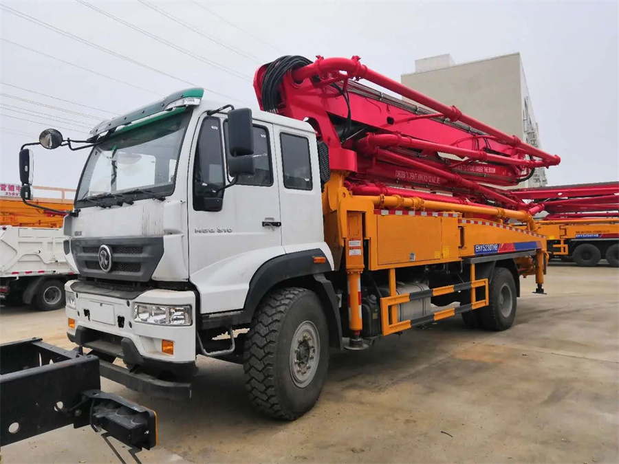 HOWO 4X2 37m Concrete Pump Truck