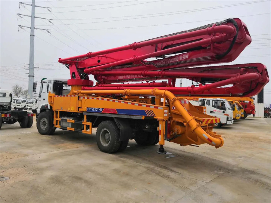 HOWO 4X2 37m Concrete Pump Truck