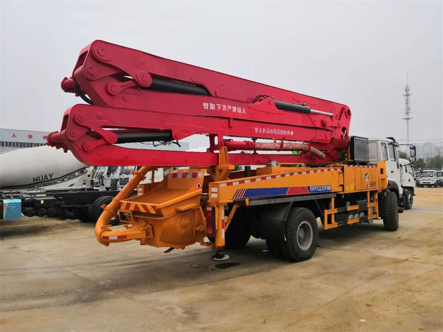HOWO 4X2 37m Concrete Pump Truck