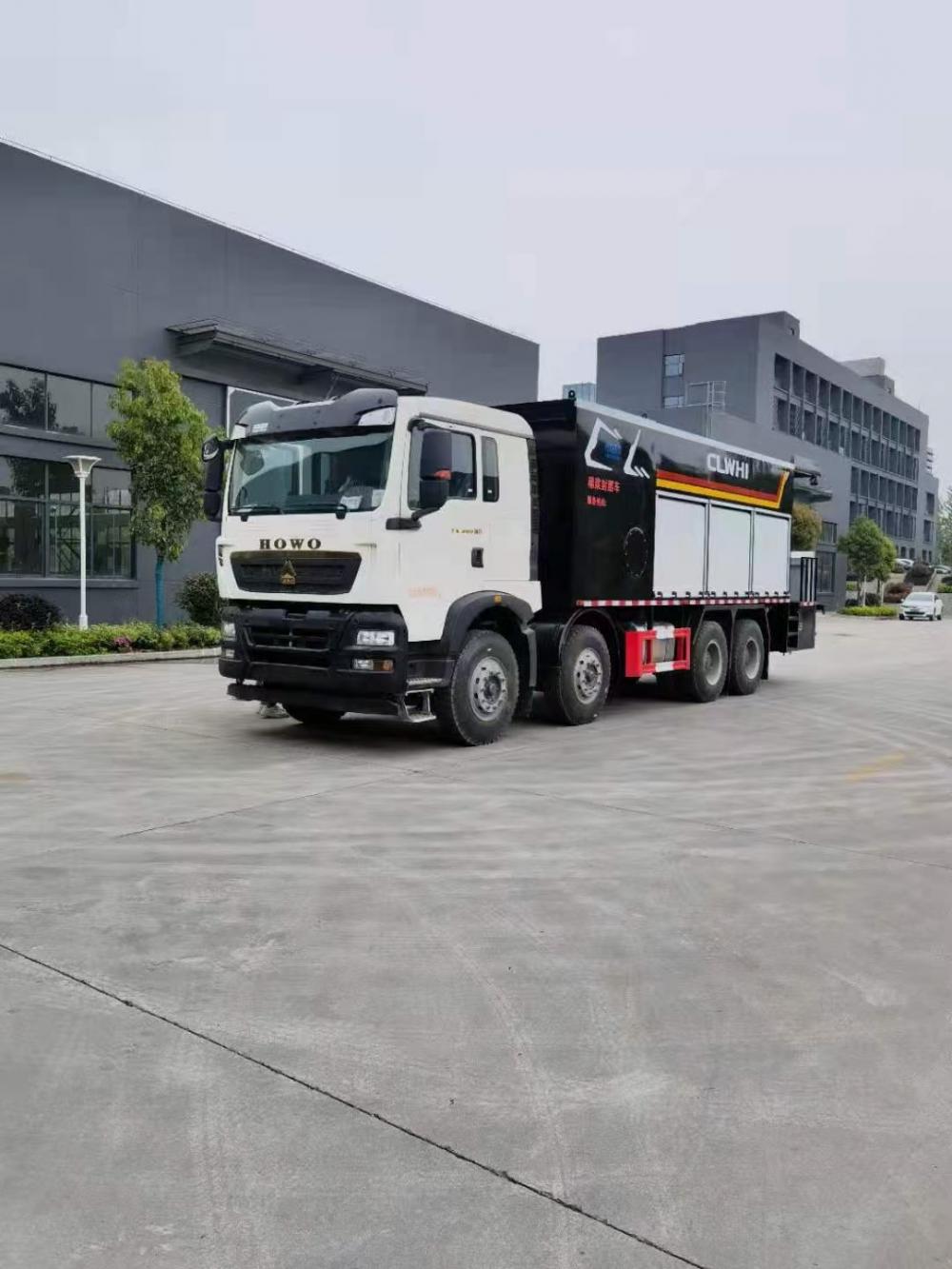 Sinotruck HOWO 8x4 12wheels Slurry Seal Coat Truck