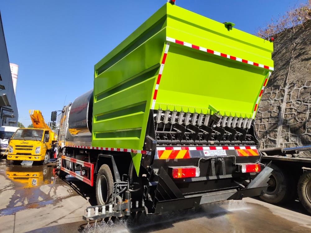 FAW 4x2 6wheels Synchronous chip sealer asphalt gravel truck