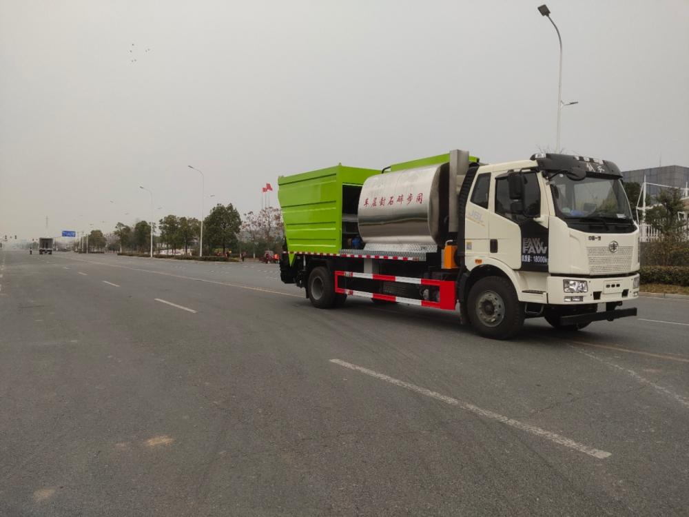 FAW 4x2 6wheels Synchronous chip sealer asphalt gravel truck