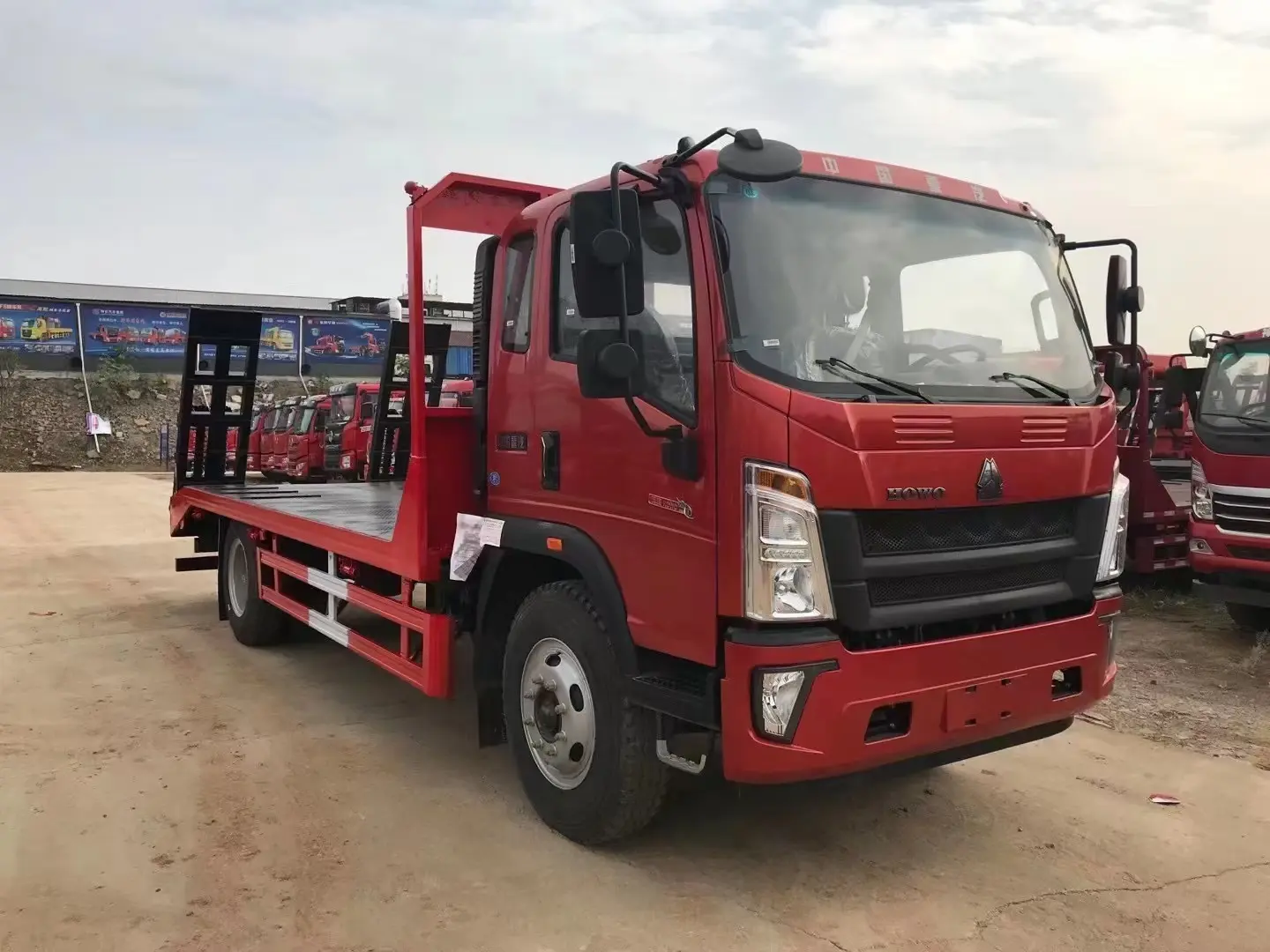 Sinotruk HOWO 6 Wheels Flat Bed Truck for Bulldozer Excavator Forklift