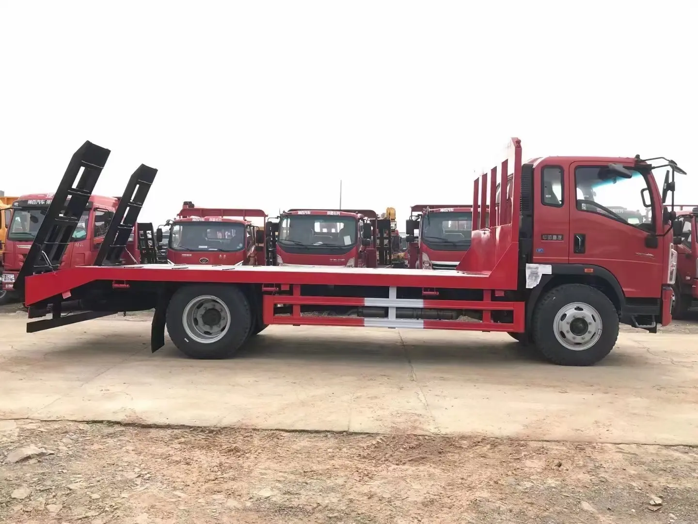 Sinotruk HOWO 6 Wheels Flat Bed Truck for Bulldozer Excavator Forklift