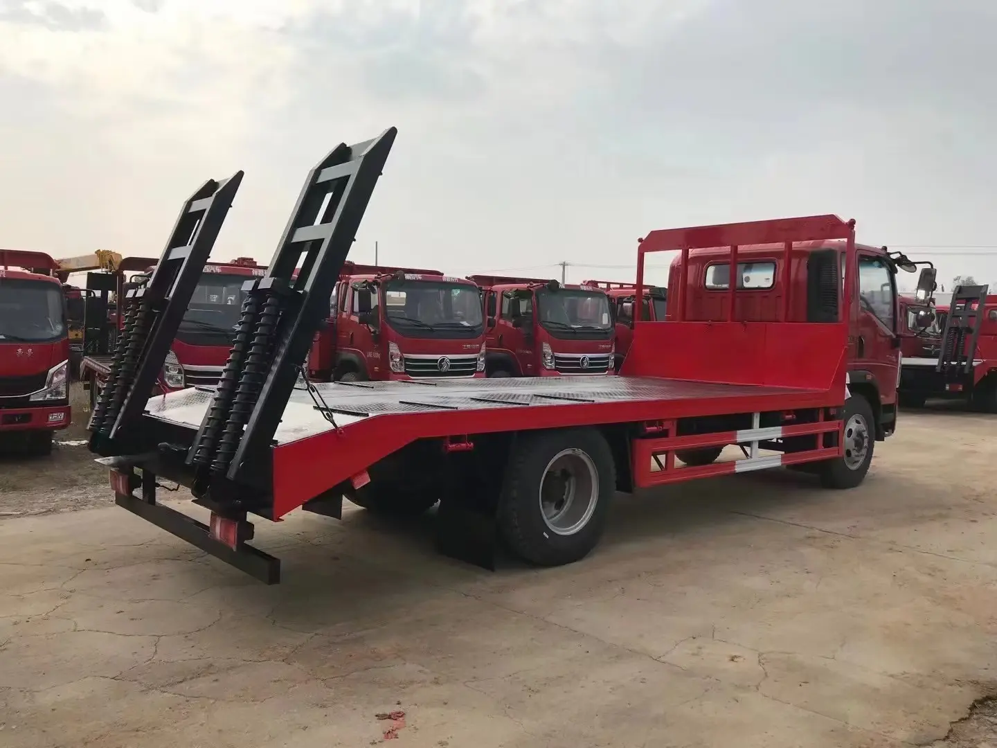 Sinotruk HOWO 6 Wheels Flat Bed Truck for Bulldozer Excavator Forklift