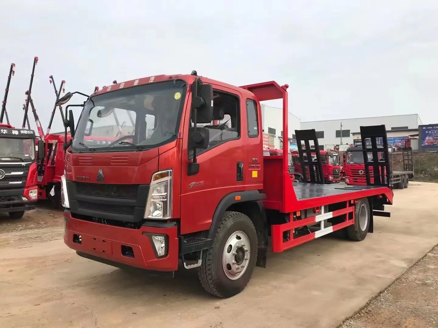 Sinotruk HOWO 6 Wheels Flat Bed Truck for Bulldozer Excavator Forklift
