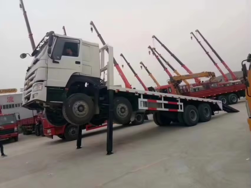 Sinotruk HOWO 8X4 12 Wheels Flat Bed Truck for Heavy Equipment Machinery Transportation