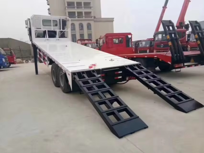 Sinotruk HOWO 8X4 12 Wheels Flat Bed Truck for Heavy Equipment Machinery Transportation
