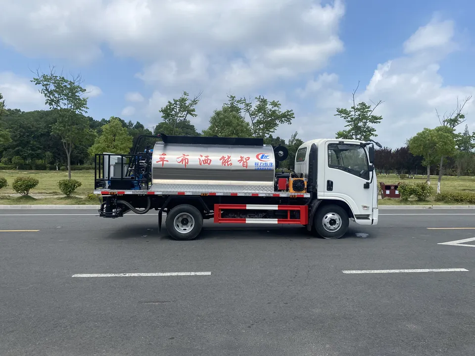Shacaman 4x2 6 wheeler 5CBM 5000liters Asphalt Distributor Bitumen Spreader Truck