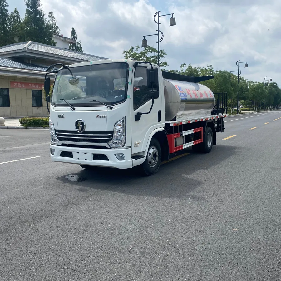 Shacaman 4x2 6 wheeler 5CBM 5000liters Asphalt Distributor Bitumen Spreader Truck