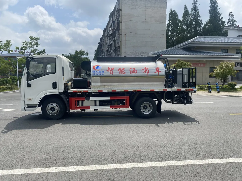Shacaman 4x2 6 wheeler 5CBM 5000liters Asphalt Distributor Bitumen Spreader Truck