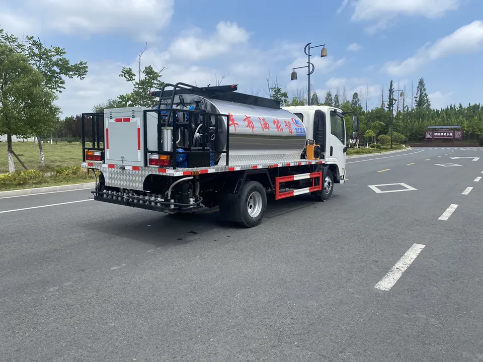 Shacaman 4x2 6 wheeler 5CBM 5000liters Asphalt Distributor Bitumen Spreader Truck