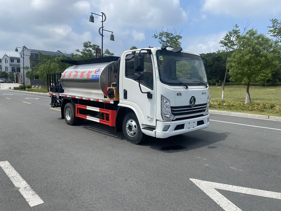 Shacaman 4x2 6 wheeler 5CBM 5000liters Asphalt Distributor Bitumen Spreader Truck