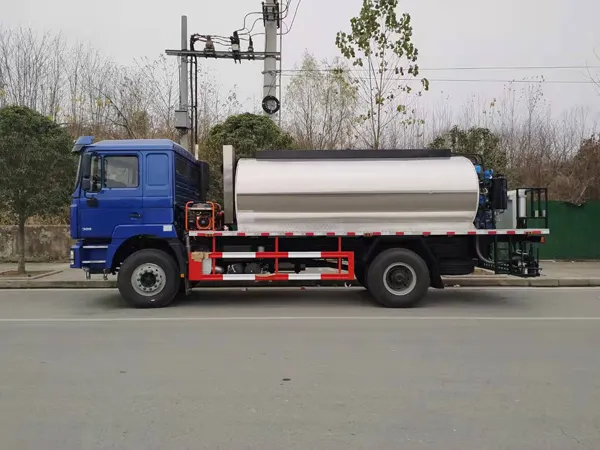Shacaman 4x2 6 wheeler 10CBM 10000liters Asphalt Distributor Bitumen Spreader Truck