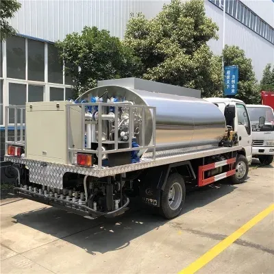 ISUZU 6 wheeler 3CBM 3000liters Asphalt Distributor Truck