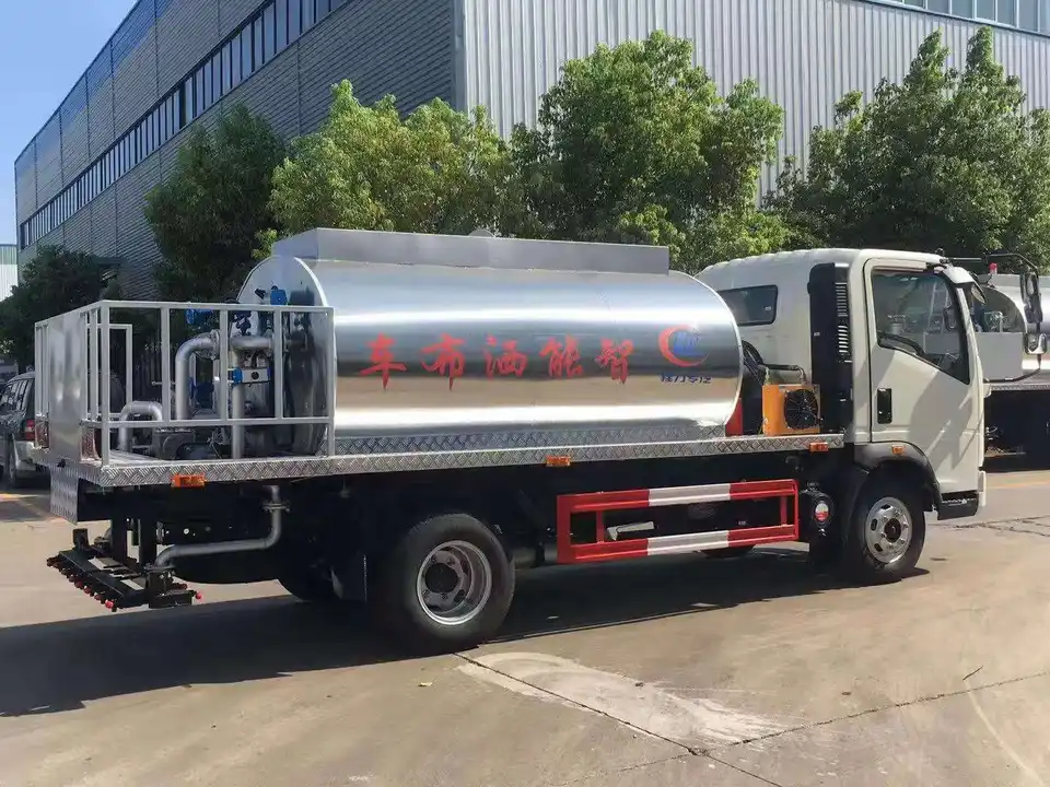 Sinotruk HOWO 6 wheeler 4CBM 4000liters Asphalt Distributor Truck