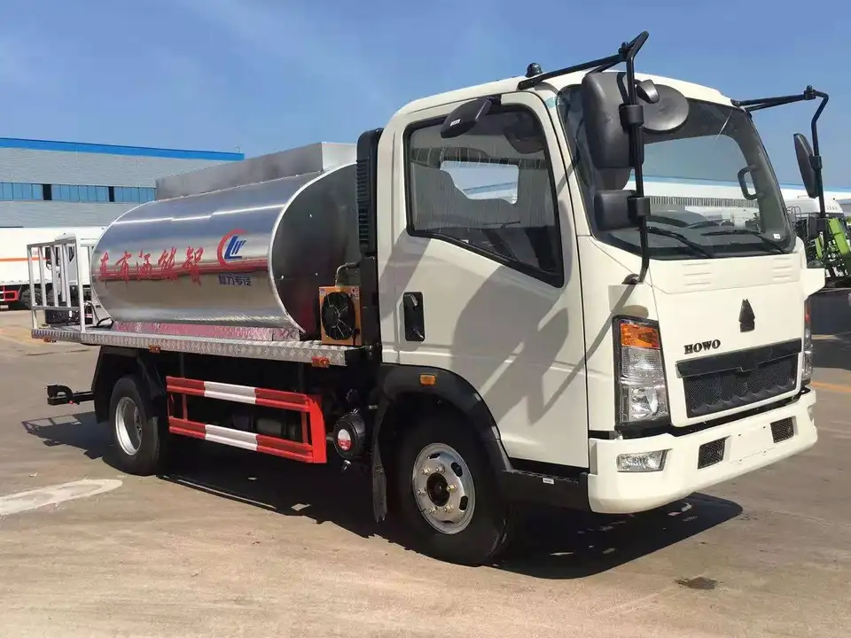 Sinotruk HOWO 6 wheeler 4CBM 4000liters Asphalt Distributor Truck