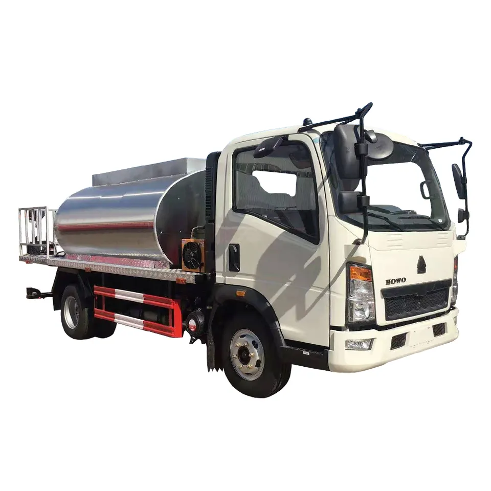 Sinotruk HOWO 6 wheeler 4CBM 4000liters Asphalt Distributor Truck