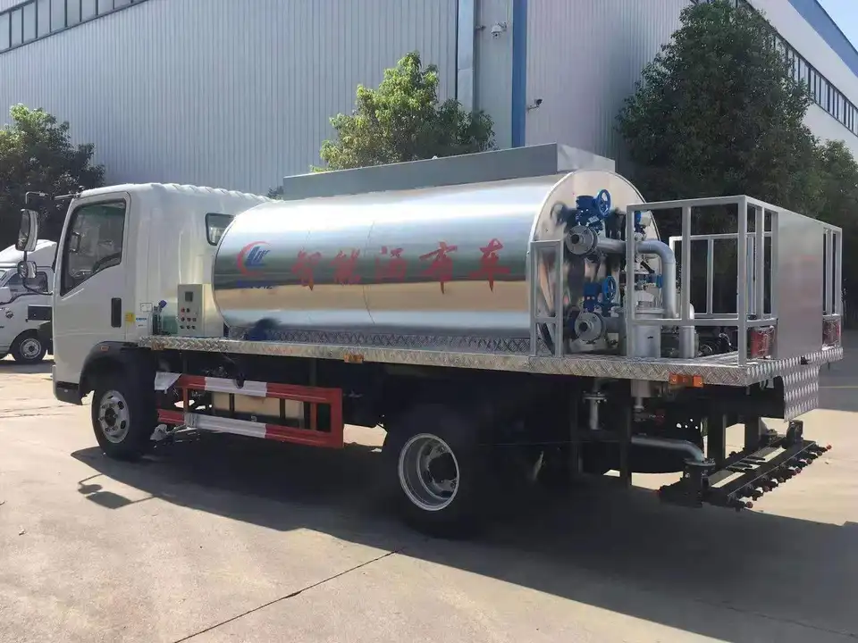 Sinotruk HOWO 6 wheeler 4CBM 4000liters Asphalt Distributor Truck