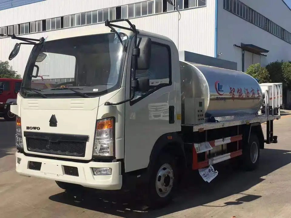 Sinotruk HOWO 6 wheeler 4CBM 4000liters Asphalt Distributor Truck