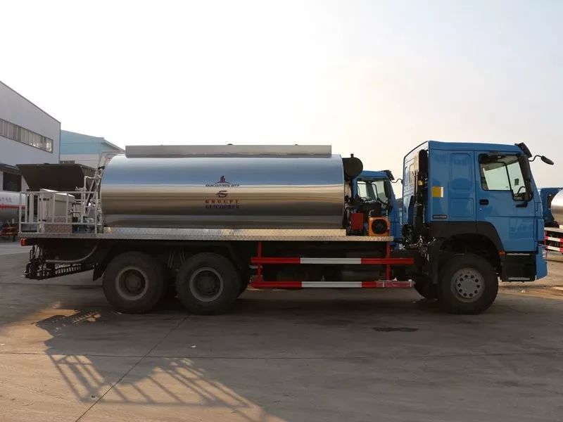 Sinotruk HOWO 6x4 10 wheeler 12CBM 12000liters Asphalt Distributor Truck