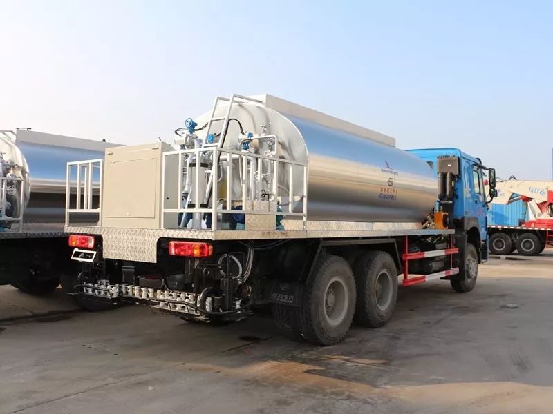 Sinotruk HOWO 6x4 10 wheeler 12CBM 12000liters Asphalt Distributor Truck