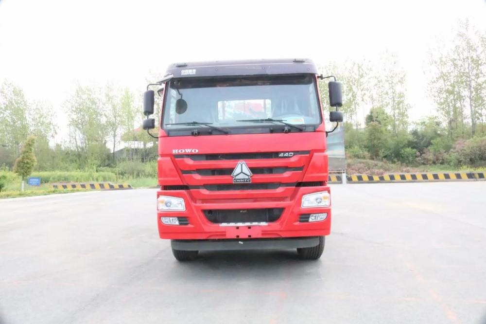 Sinotruk HOWO 8X4 12Wheels Truck 80Tons Truck Mounted Knuckle Crane