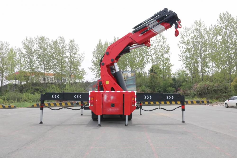 Sinotruk HOWO 8X4 12Wheels Truck 80Tons Truck Mounted Knuckle Crane