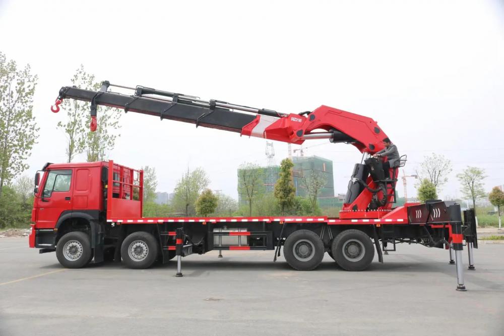 Sinotruk HOWO 8X4 12Wheels Truck 80Tons Truck Mounted Knuckle Crane