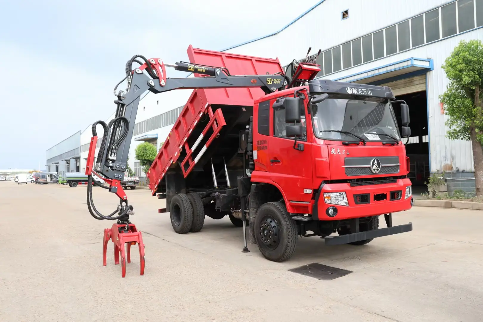 Dongfeng Right Hand 4X2 Dump Truck with 5ton Knuckle Crane and steel gripper