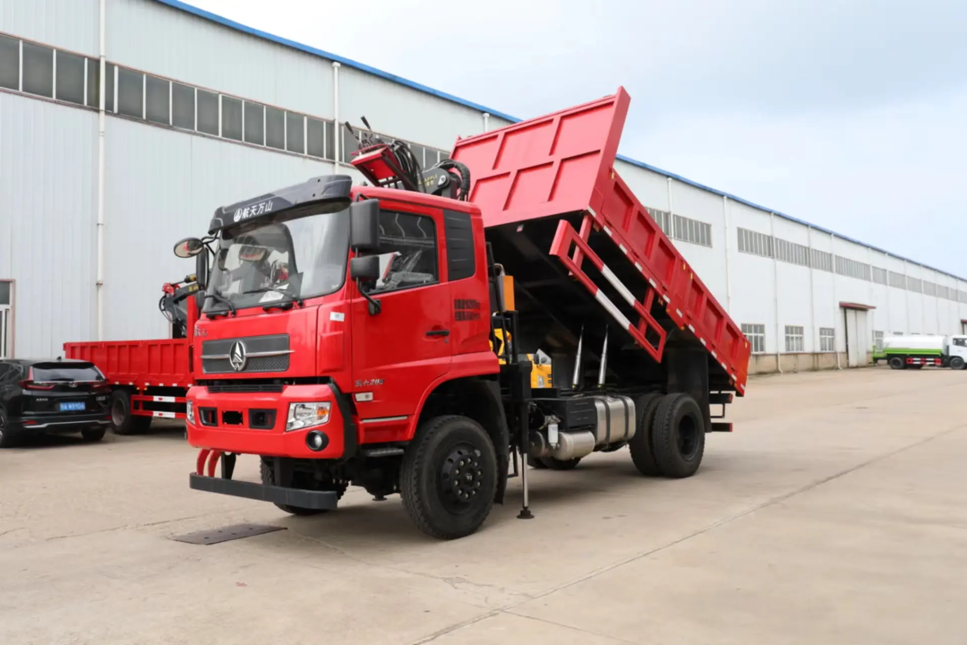 Dongfeng Right Hand 4X2 Dump Truck with 5ton Knuckle Crane and steel gripper