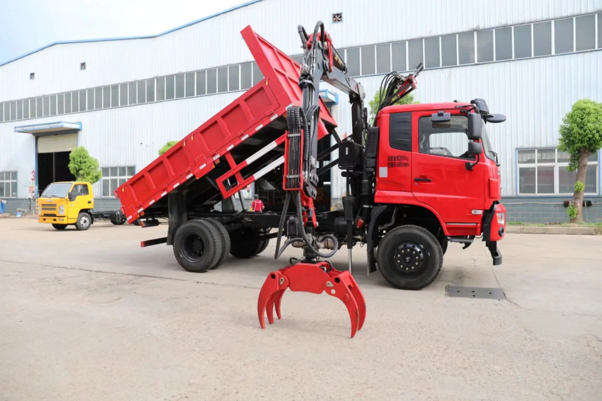 Dongfeng Right Hand 4X2 Dump Truck with 5ton Knuckle Crane and steel gripper