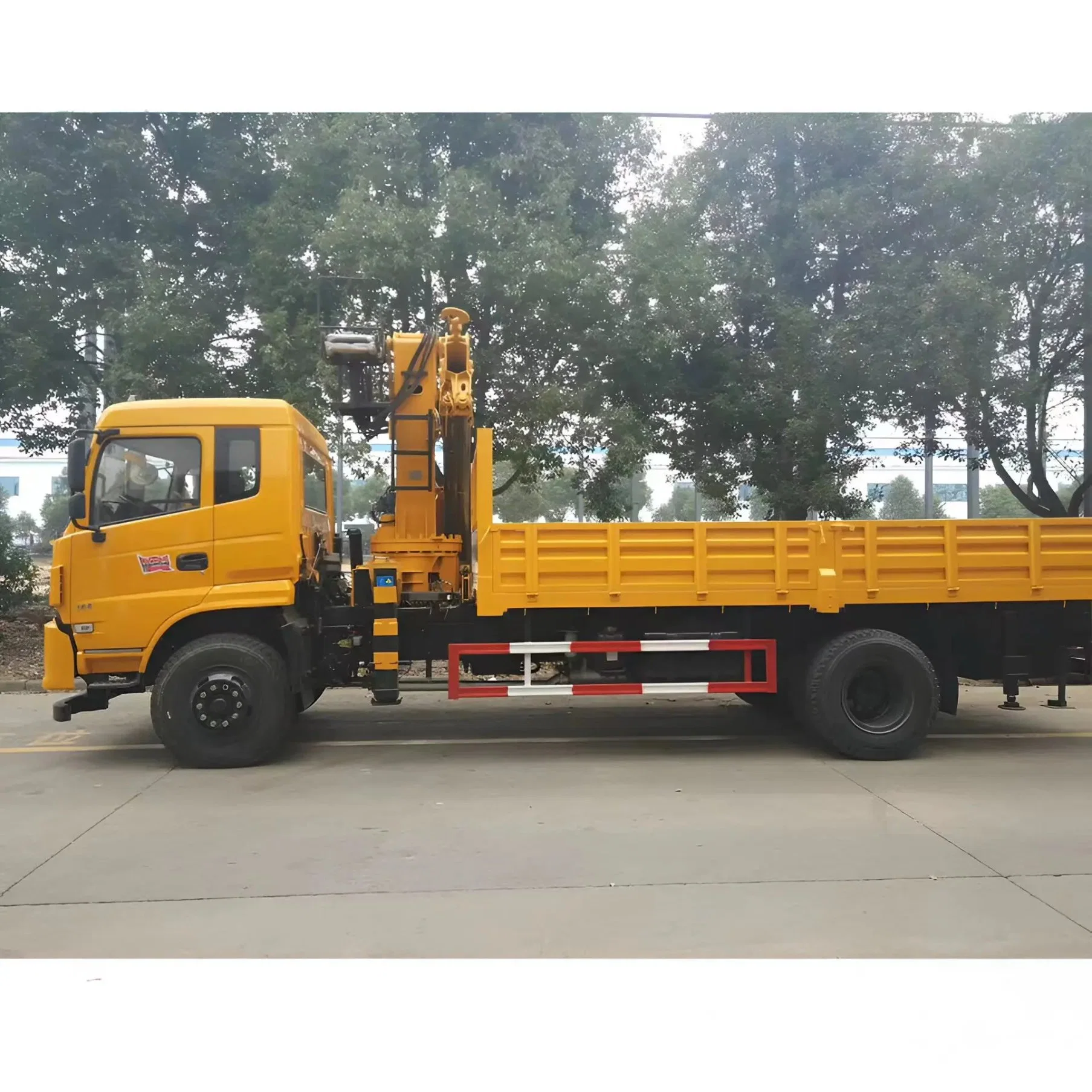 Dongfeng Right Hand 4X2 6 Wheels Cargo Truck with 8ton Mounted Folding Crane