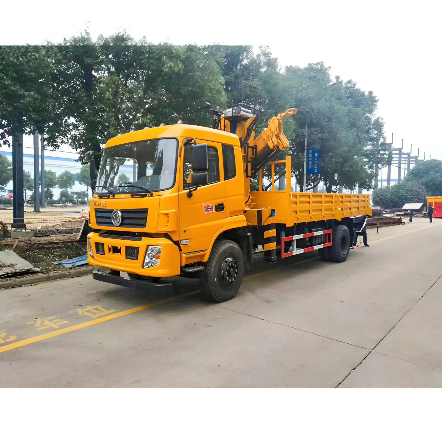 Dongfeng Right Hand 4X2 6 Wheels Cargo Truck with 8ton Mounted Folding Crane