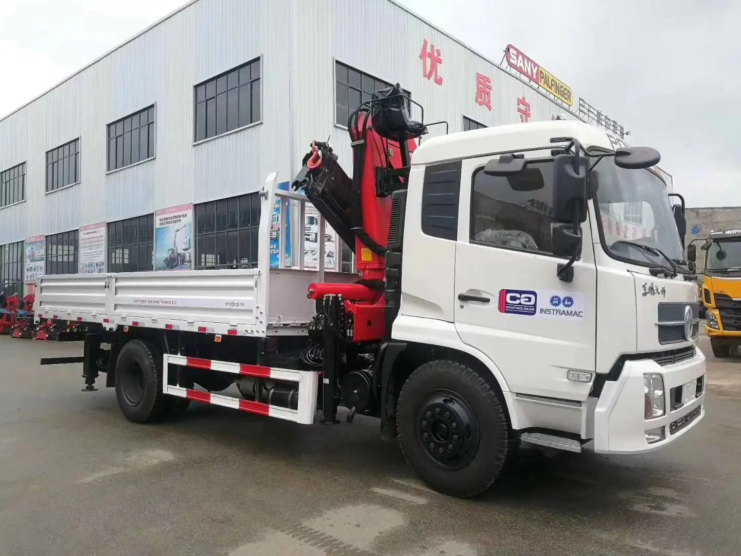Dongfeng Right Hand 4X2 6 Wheels Cargo Truck with 8ton Mounted Folding Crane