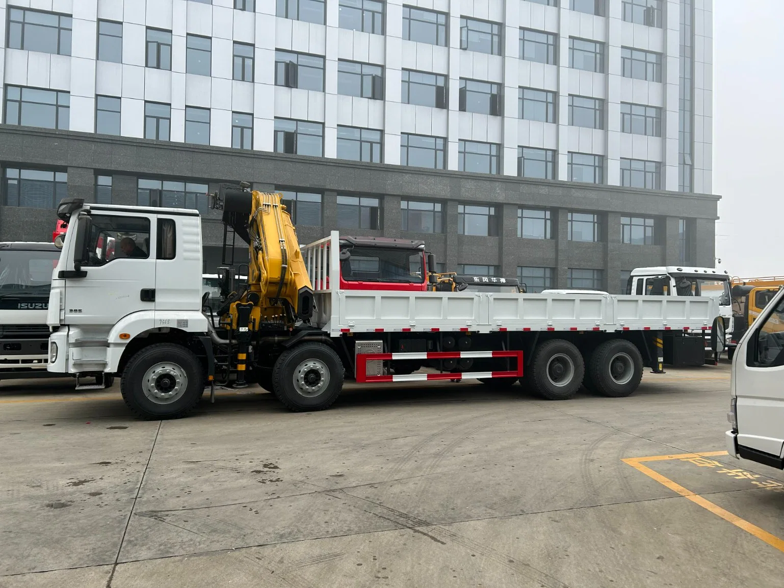 Shacman 8X4 12Wheels Cargo Truck with 16ton Knuckle Crane