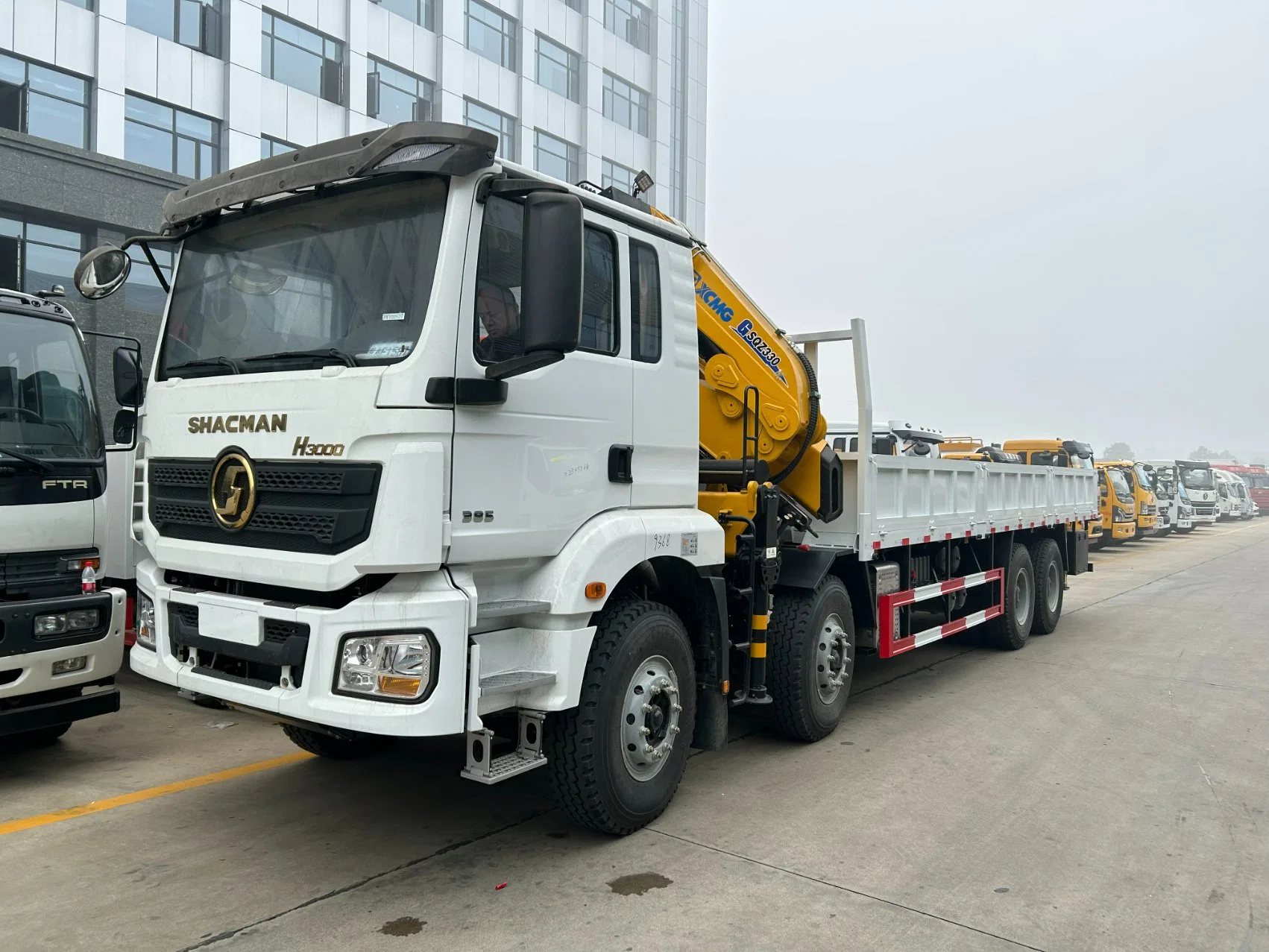 Shacman 8X4 12Wheels Cargo Truck with 16ton Knuckle Crane