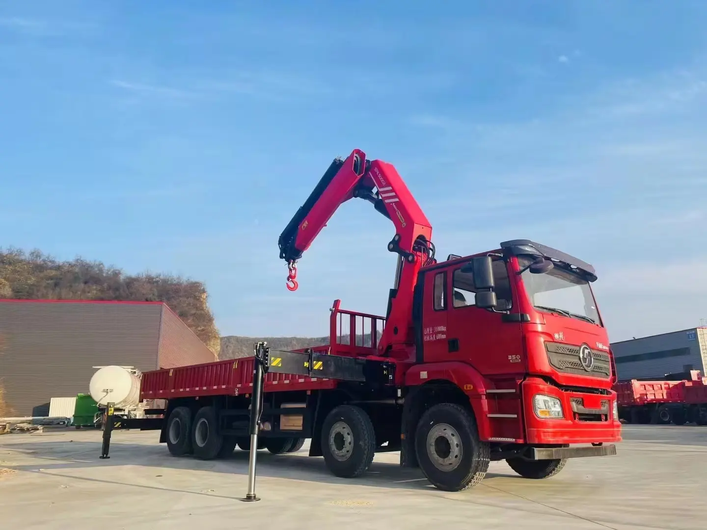 Shacman 8X4 12Wheels Cargo Truck with 16ton Knuckle Crane