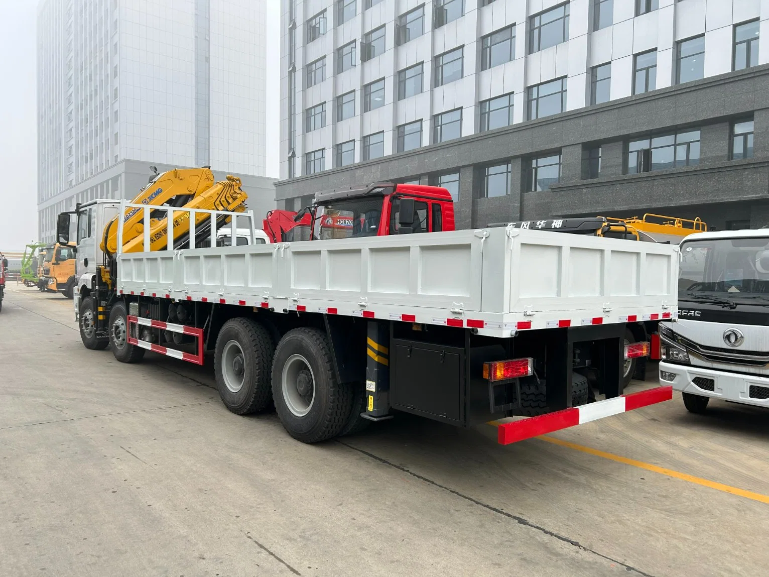 Shacman 8X4 12Wheels Cargo Truck with 16ton Knuckle Crane