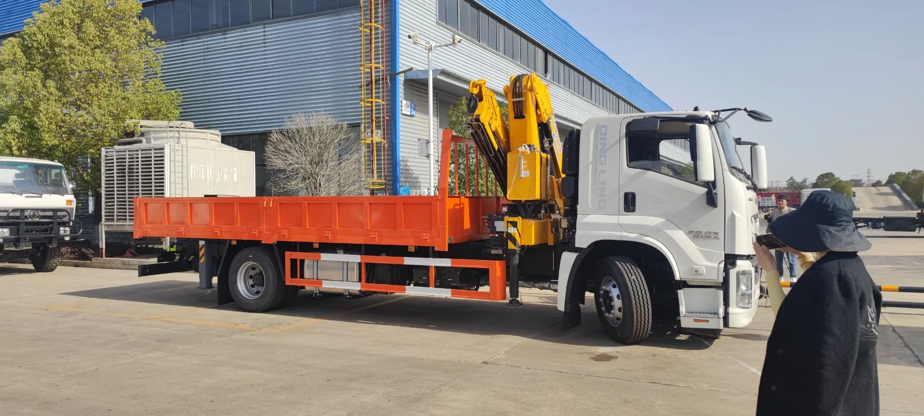 ISUZU GIGA 4X2 6Wheels Cargo Truck with 14ton Knuckle Crane