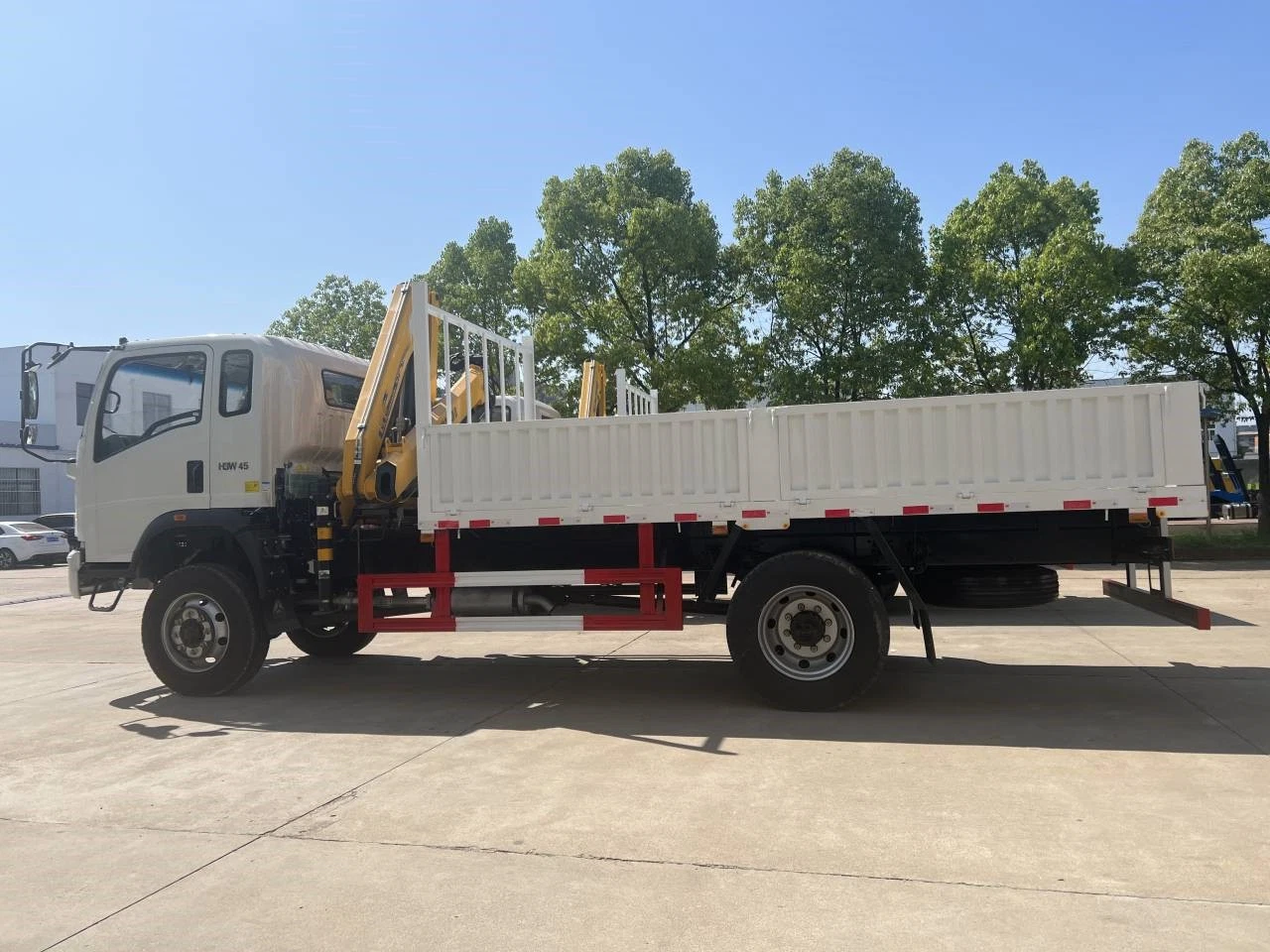Sinotruk HOWO off Road Cargo Truck 4X4 with 6ton Knuckle Crane
