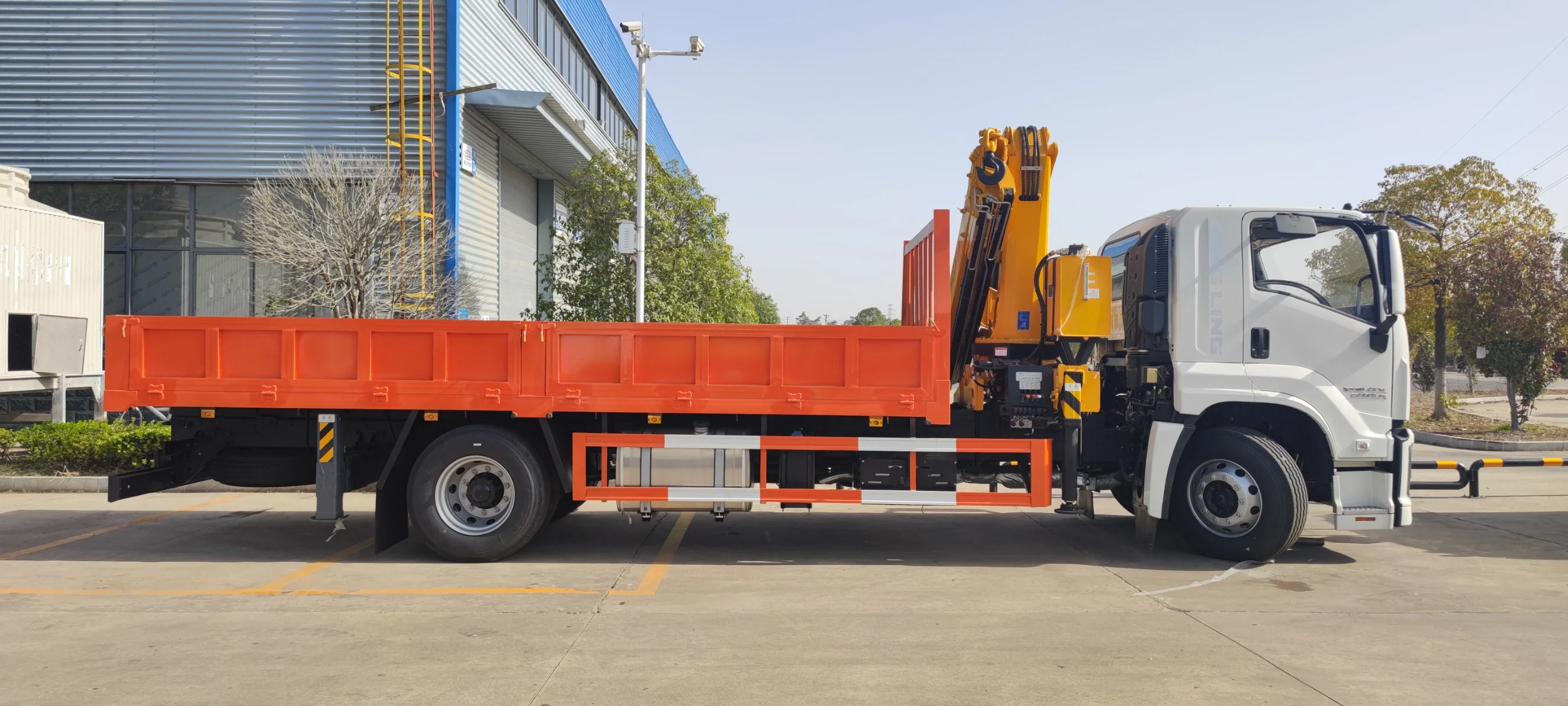 ISUZU GIGA 4X2 6Wheels Cargo Truck with 14ton Knuckle Crane