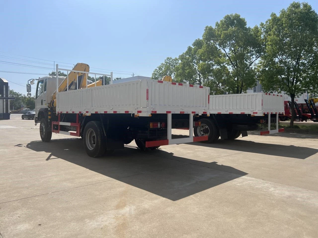 Sinotruk HOWO off Road Cargo Truck 4X4 with 6ton Knuckle Crane
